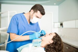 Odontologas gydo pulpitą